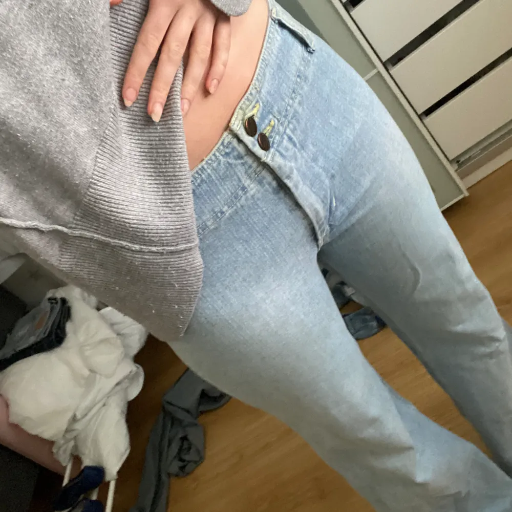 Vintage jeans från Gul&Blå utan bakfickor.  Midjemått rakt över: 38 cm   Innerbenslängd: 79/80 cm  Det är bara att skriva vid frågor? 💕. Jeans & Byxor.