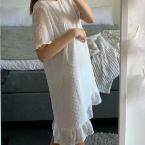 studentklänning  - Säljer denna jätte fina helt slutsålda klänningen från NA-KD i stl 36 som är perfelt för studenten och för sommarn🌸🌺🌷