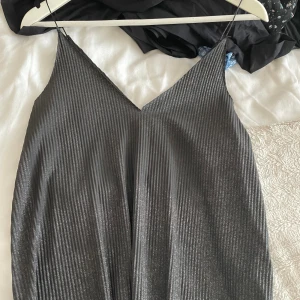 Fest linne  - Super snyggt fest linne i storlek XS men passar även S använd fåtal gånger. Linnet är o tunnt material perfekt nu till sommaren. Hör av dig vid intresse💕