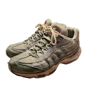 Säljer ett par använda Nike Airmax 95or i Rough Green modellen 🌳. Skorna har tecken av användning som ses i bilderna. Nypris för skorna är runt 2,400kr. 