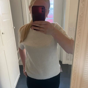 Stickad T-shirt  - Säljer denna stickade T-shirt från hm. Super fin och skön. 💕