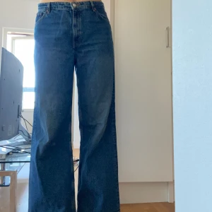 Baggy jeans✨ - Jeans köpta på monki. Dom är väl använda och har även ett pyttelitet hål vid knät (min tumme för referens). Skriv till mig så skickar jag gärna fler bilder och mått😚🙏🏻