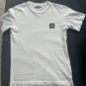 Stone Island t shirt - en vit fräsh stone island t shirt som knappast är använd pga av böev för liten rätt snabbt. Köptes på NK i gbg och passar dig bäst som är kring 170cm lång! hör av er vid frågor&bilder🤩