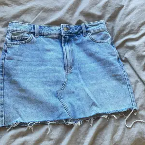 Säljer nu denna Jeans kjol jah köpte i någon affär i Tyskland. Sitter skönt och passar perfekt nu till sommaren. Max andvänd 10 gånger💕