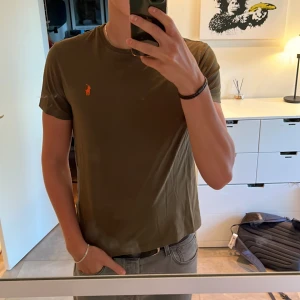 Schysst Ralph Lauren T-shirt  - Ralph Lauren T-shirt i bra skick, inga defekter.  Skick: 8/10 Pris: 199kr