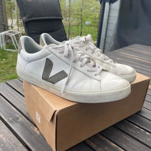 Veja skor - Säljer nu mina veja skor då dom inte används längre. Nypriset ligger på 1700 och är köpta på Care or Carl (kvitto finns) Skornas skick är okej, skulle eventuellt behövas tvättas lite men bortsett från de har dom mycket kvar att ge. 