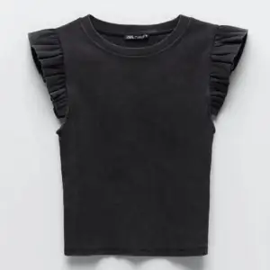 Svart ribbad T-shirt med volang ifrån Zara i strl S i nyskick 🖤
