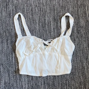 Vit topp - Vit korsettliknande topp med smock baktill❣️Aldrig använd!