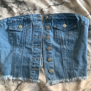 Jeans topp - Säljer min jeans topp, från Shein. Inte använd bara testad på💞