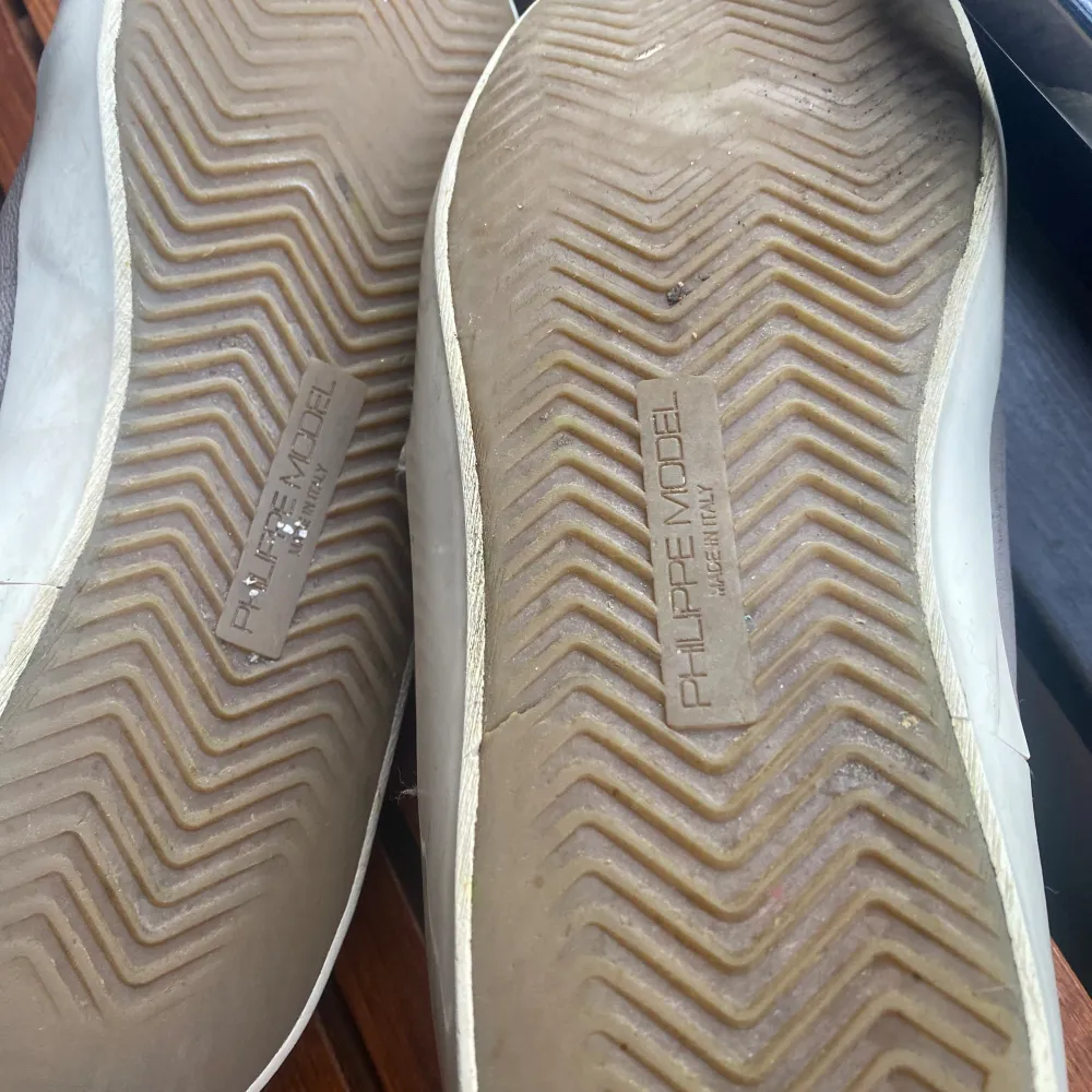Säljer nu dessa riktigt snygga äkta phlippe models skorna i dåligt skick dom är inte trasiga på insidan men dom har några slitningar på utsidan . Skor.