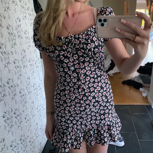 Sommarklänning  - Supersnygg. Dragkedjan har en (liten) defekt annars toppskick🤩🩷🩷