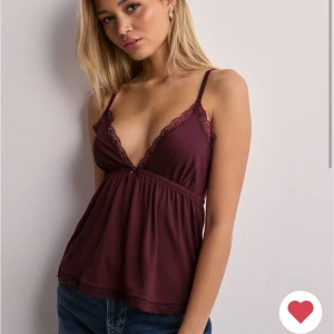 Vinrött linne - Säljer det super fina vin röda linnet från Nelly då jag inte tycker färgen passade mig. Linnet har bara blivit en dag och har inga defekter eller fel men tyvärr kommer det inte till någon användning.💓🩷🩷