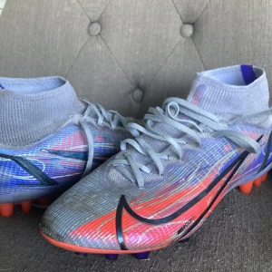 Fotbollskor  - Säljer dessa as feta Elite Kylian Mbappe fotbollskor. (Går knappt och få tag i längre) dem är storlek 42,5. Har lite skada i hälen på den högra dojan annars är den väldigt fina. Skick 8/10/ Ny pris ungefär 3500kr  Köpare ska betala frakten 40kr ish 