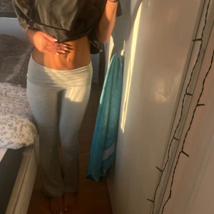 yogabyxor - 🩶säljer mina supersnygga yogabyxor från gina tricot🩶knappt använda !! nyskick !! storlek xs !! nypris 359kr !! svarar snabbt vid frågor!🫶🏼