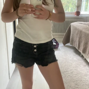 Svarta jeansshorts  - Svarta jeans shorts från zara! Super fina och perfekta shorts att ha eftersom de passar till allt. Säljer då de blivit för små 😩 Hör av dig om du har frågor! Ps priset går att diskutera.😊