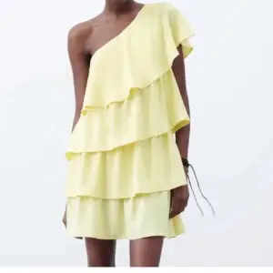 SÖKER denna zara klänning i storlek S💞Hör av er!!