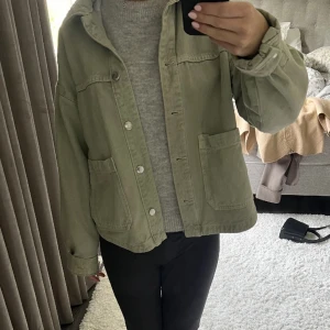 Jeans jacka - Grön jeans jacka från Zara💕 (lånad bild)
