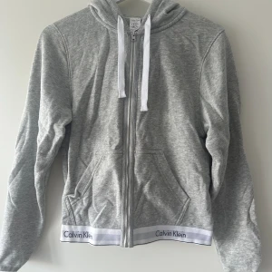 Calvin Klein kofta - Jättefin Calvin Klein kofta i fint skick, kan förekomma lite ytludd. Storlek S 