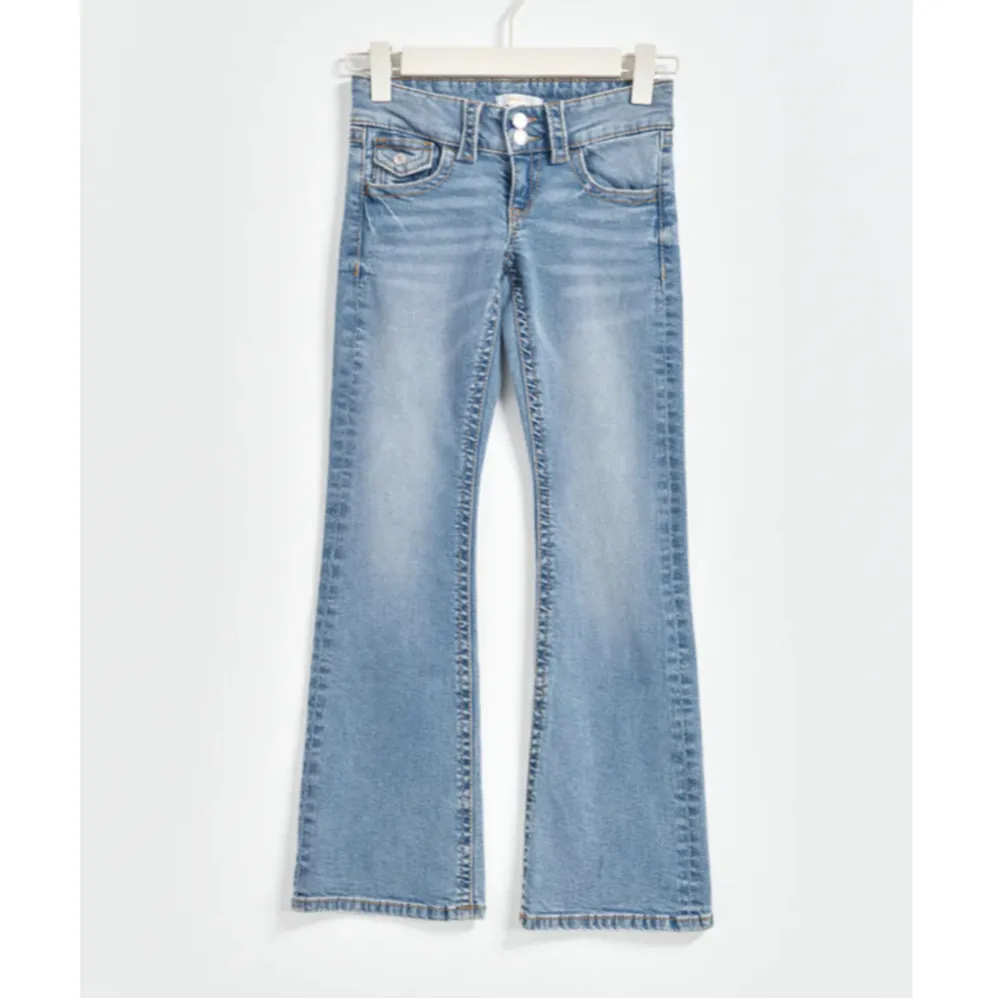 Nästan aldrig använda jenas ifrån Gina young , väldigt bra skick🩷är 160cm. Jeans & Byxor.