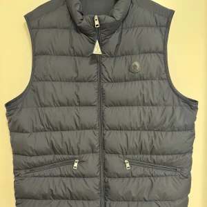 Moncler väst - Moncler väst i princip aldrig använd. Treompan down gilet (nypris: 8985kr) Storlek: 6 (skulle säga L/XL) Köpt på NK i Göteborg 