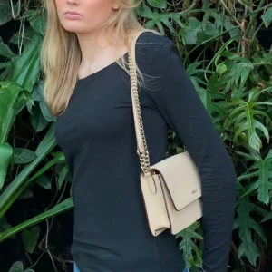 Svart långärmad  - Svart långärmad från lager 157, fin passform och material säljer pga sällan använd 💕