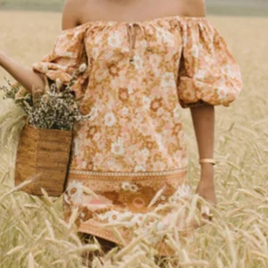 Klänning  - Klänning ifrån en butik i Australien som heter Spell & the gypsie. Dom säljer kläder i 100% organic cotton. Använd 1 gång på en släktmiddag. Nypris 229 Dollar. Finns inte kvar på deras hemsida. Ekologisk bomull Går att ha off shoulder eller på axlarna Snörning som går att dra åt 