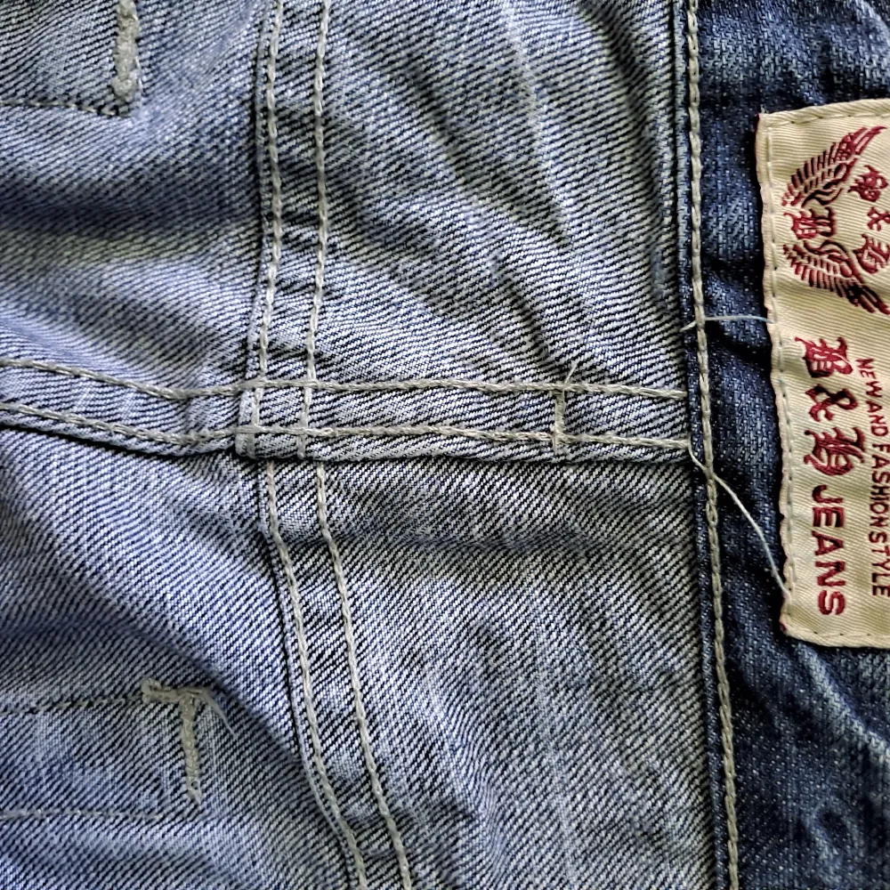 Häftiga baggy jeans med brodering på baksidan Säljer då dom va lite för små för mig. Jeans & Byxor.