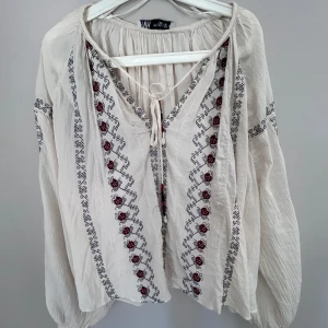 Zara blus - Superfin Zara blus som endast använd fåtal gånger. 🥰 Strl XL men sitter bra på M 