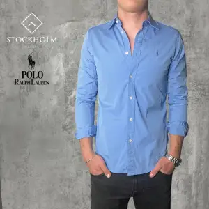 Vi säljer nu denna Ralph Lauren skjortan! Perfekt till sommaren😍⛱️ Storlek:S Färg: Ljusblå Modellen är 180 cm lång, väger 70kg! Skriv vid frågor och funderingar🙌
