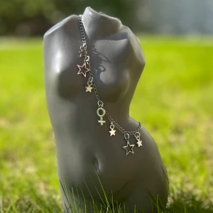 Handgjort halsband 🤍 - Handgjort halsband med stjärnor och en Venus symbol! 