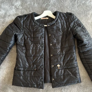 Svart vår / sommar  jacka  - En super gullig och snygg vår jacka me knappar. Sitter sjukt snyggt på men är tyvär lite liten för mig. 