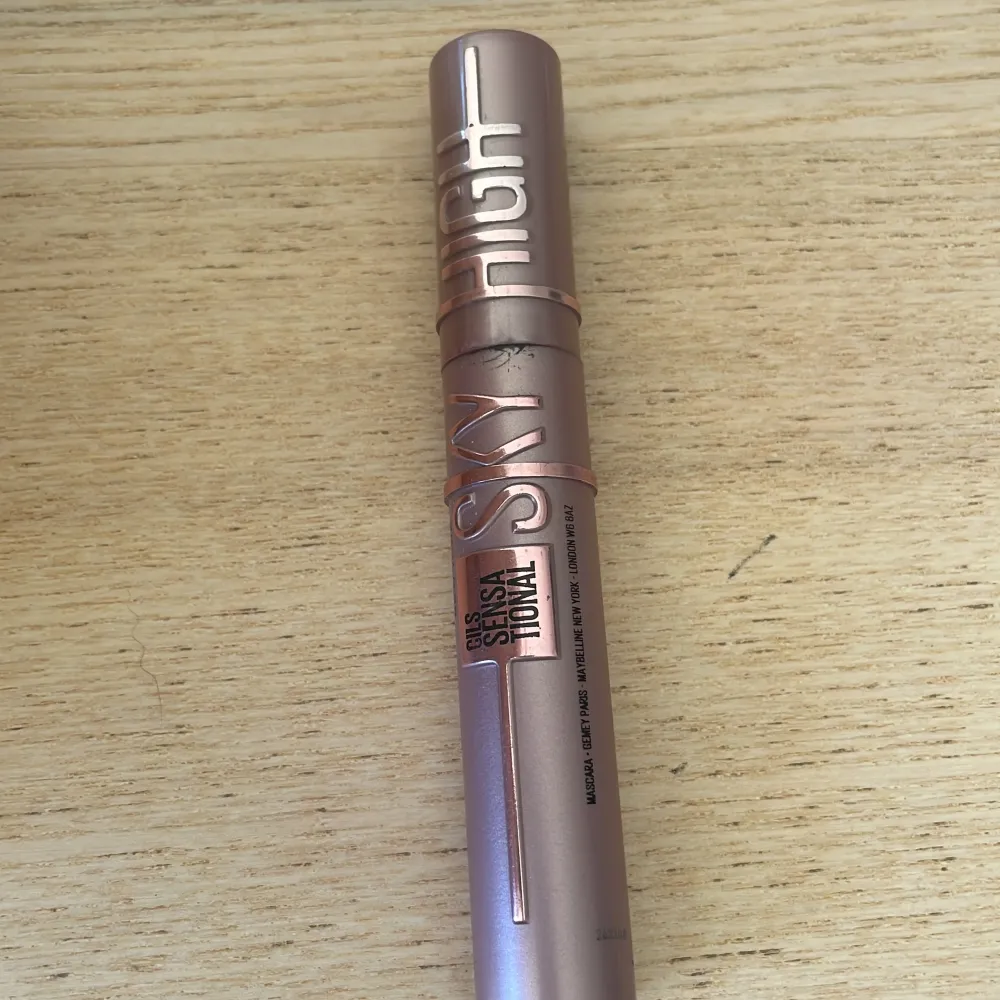 Säljer en Skyhigh mascara för 90 kronor, helt oanvänd och ny pris är 150. Den vattenfasta versionen är välanvänd och säljer därför den för 40kr. Dm för mer info och om nån vill köpa. Skönhet.