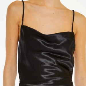 Festklänning true decadence - Festklänning satin   Använt 1 gång 