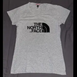 The North Face grå t-shirt i storlek M (dam). Använd en enda gång.