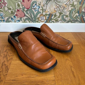 Vintage mules slip ins läder/skinn 38/39 - Märkta 39 men mer 38 enligt mig. Välbevarade, superfint skick! Svart gummisula, cognacsbrunt läder.  