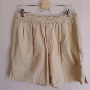 Filippa K shorts  - Beiga vida shorts från Filippa K i stl L. Tunna och härliga med dragsko på insidan midja. Jättefint skick.