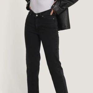 NAKD jeans - Säljer dessa supersnygga mid-waist jeans från NAKD, använda endast en gång då de tyvärr är för små för mig💕💕 nypris 429 kr! 