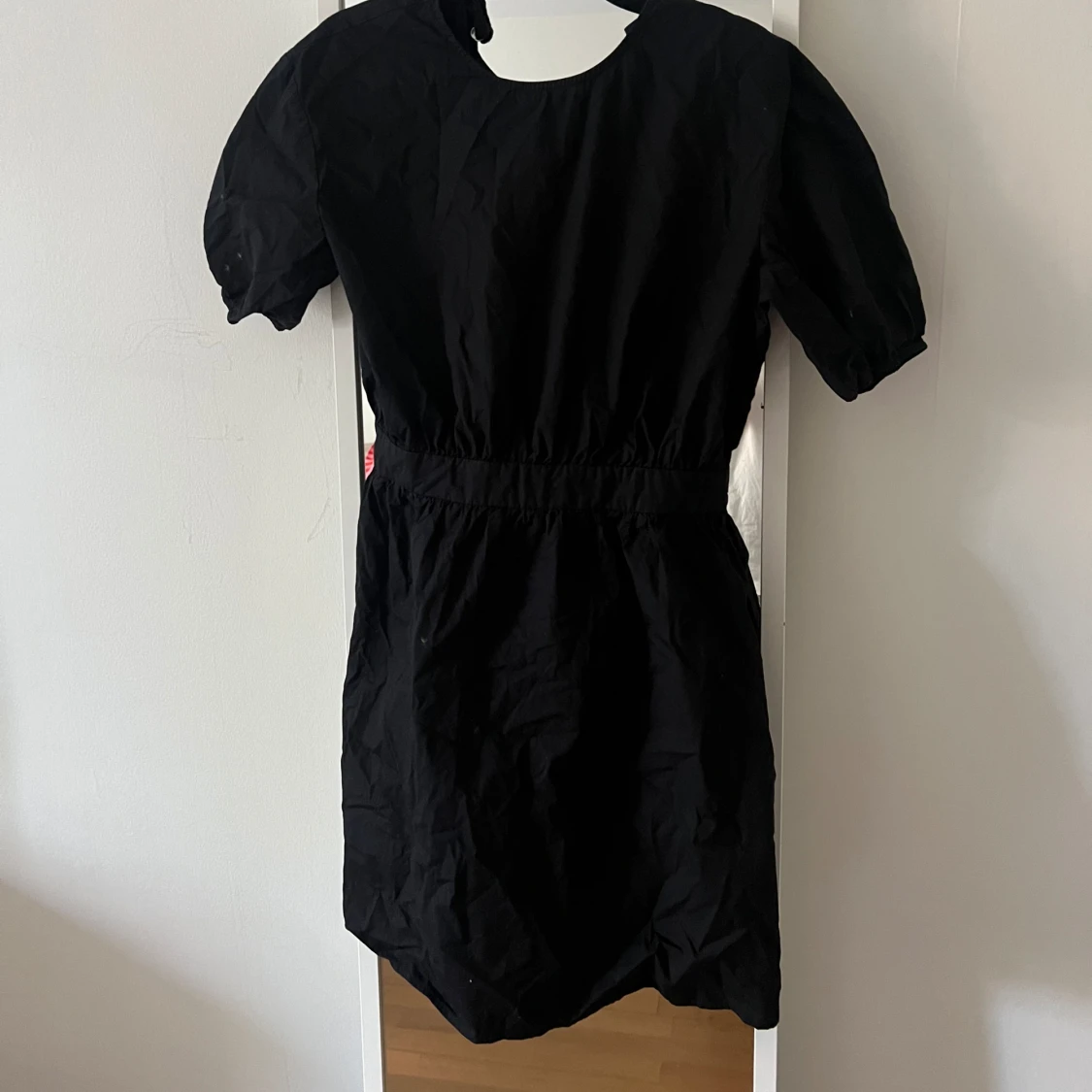 Svart klänning med öppen rygg 