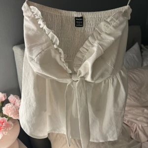 Vit sommar topp - Fin sommartopp köpt förra sommaren som ej kommer till användning, säljer även en likadan i rosa☺️