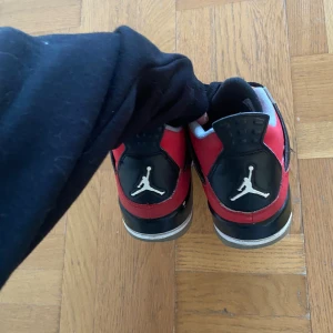 Jordan 4 retro - Säljer mina ganska slitna Jordan 4s , dem går att piffa till lite, annars är dem i bra skick storlek 37,5 👍 möts upp i Sthlm 