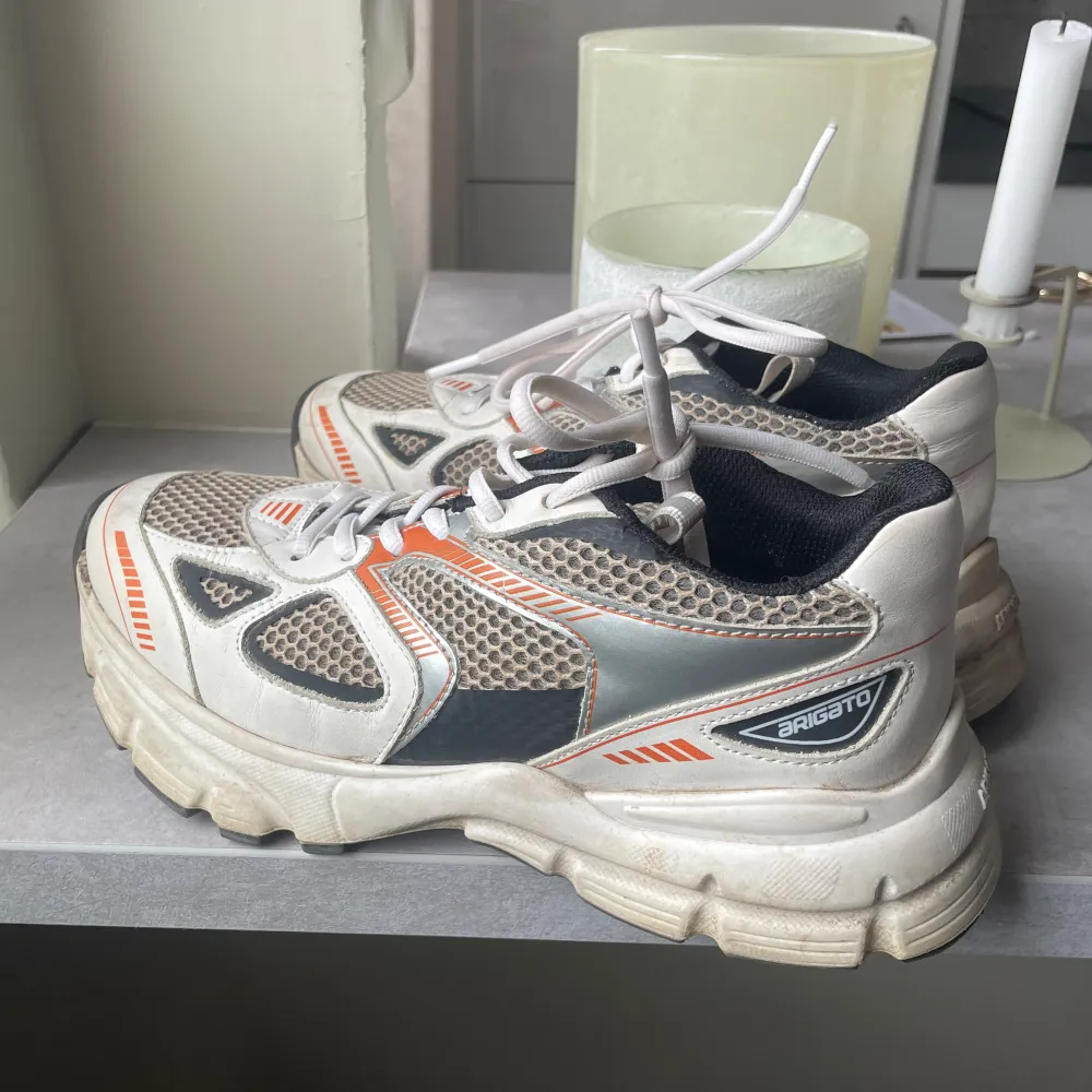 Sneakers från Arigato i fint skick. Säljer då de inte kommer till användning💗 nypris 3100kr. Skor.