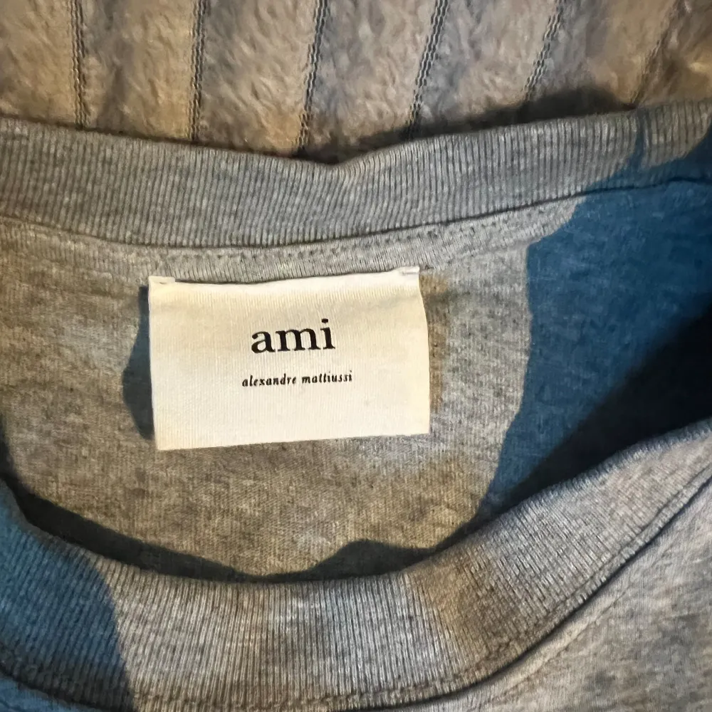 Säljer nu en sjukt snygg AMI-Paris t-shirt i storlek S! | Inköpt från farfech för 1665kr | Mitt pris 519 | skick 9/10 | Hör av dig vid minsta lilla fundering!🤩🤩🍾🍾. T-shirts.