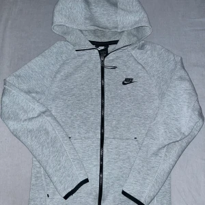 Tech Fleece Old Season - Tech Fleece (Old Season) som är svår att få tag på, den är i väldigt bra skick och knappt använd eftersom den är för liten. Det är bara att höra av sig vid funderingar, pris kan disktueras
