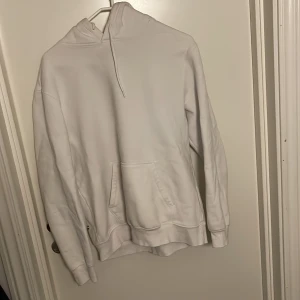 Vit hoddie  - En helt vanlig vit hoddie från H&M 