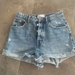 Jeansshorts zara - Jeansshorts ifrån zara i storlek 34, endast använda ett fåtal gånger så superfint skick 💗