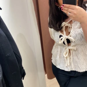 Knytblus från gina - Säljer min superfina blus från gins som tyvärr inte kommer till användning, endast använd en gång! Nypris 330kr