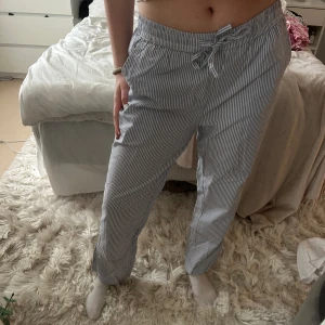 linnebyxor  - blåa och vita randiga linnebyxor, jätte sköna men inte kommit till användning, funkar också att ha som pyjamasbyxor hemma 😍passar mig som har s