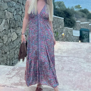 Ibiza klänning  - Jag är 173 lång, superfin sommarklänning 🥰🥰den är justerbar så passar många storlekar, jag har s/m i vanliga fall!💓