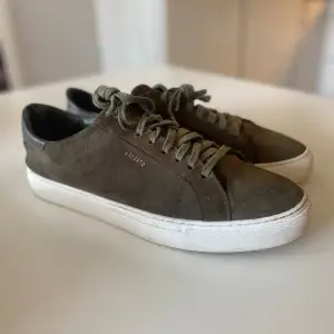 Axel Arigato sneakers i fint skick. Mörkgröna i stl 47 uk12. Något stora i storleken. Nypris 2400:- Finns i Tyresö men kan mötas upp i Stockholm eller skickas. 