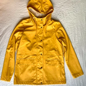 Gul regnjacka!💋 - Väl använd men väldigt bra skick. Den andas och har två fickor på framsidan. Den är inte jättetajt men en tjocktröja går att ha under utan problem. 
